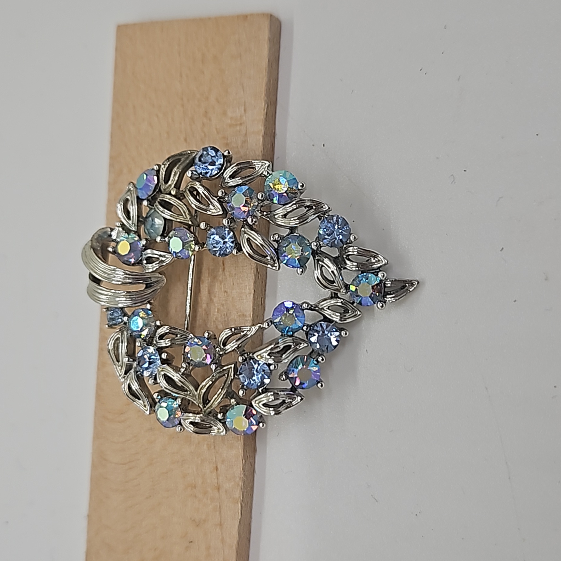 Stunning Vintage Lisner Brooch 50$